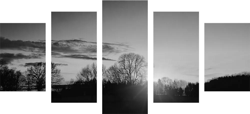 Εικόνα 5 μερών ενός υπέροχου ηλιοβασιλέματος σε ασπρόμαυρο