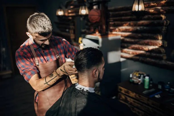 Φωτογραφία One hairdresser cutting hair of a, South_agency