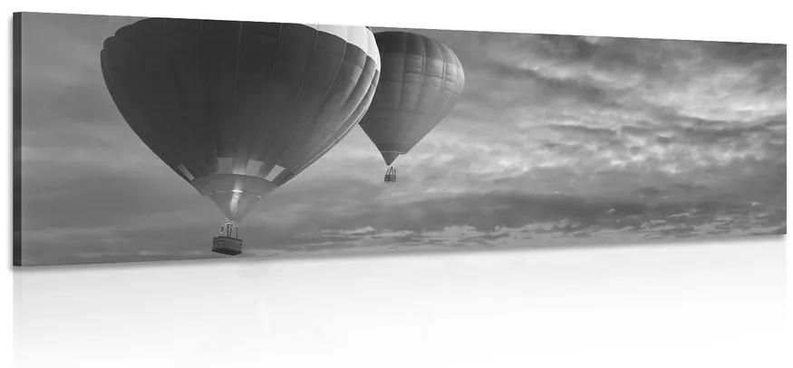 Εικόνα μπαλονιών που πετούν πάνω από τα βουνά σε ασπρόμαυρο - 135x45