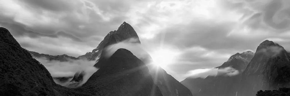 Φωτογραφίστε τη συναρπαστική ανατολή του ηλίου στα βουνά σε ασπρόμαυρο - 135x45