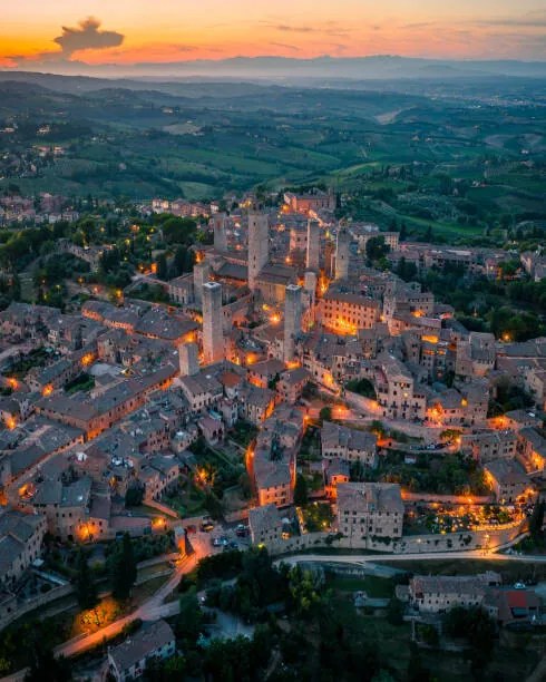 Φωτογραφία San Gimignano town at night with, Pol Albarrán