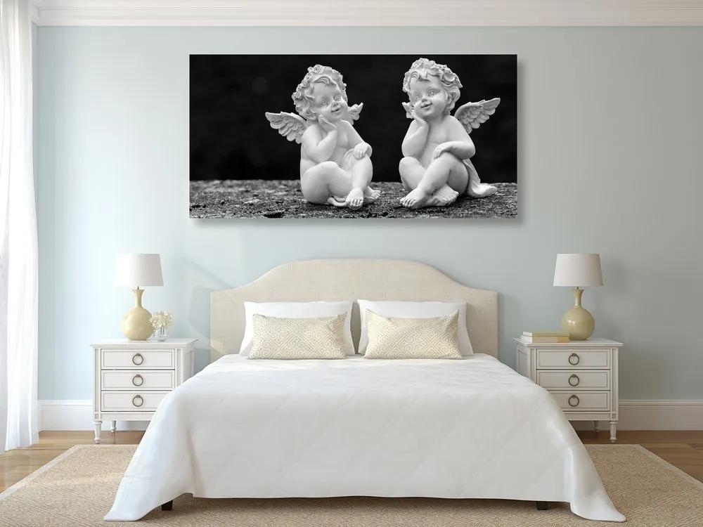 Εικόνα ενός ζευγαριού μικρών αγγέλων σε ασπρόμαυρο