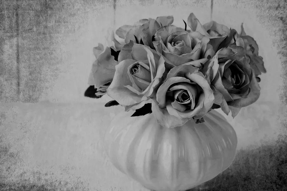 Εικόνα τριαντάφυλλων σε βάζο σε μαύρο & άσπρο