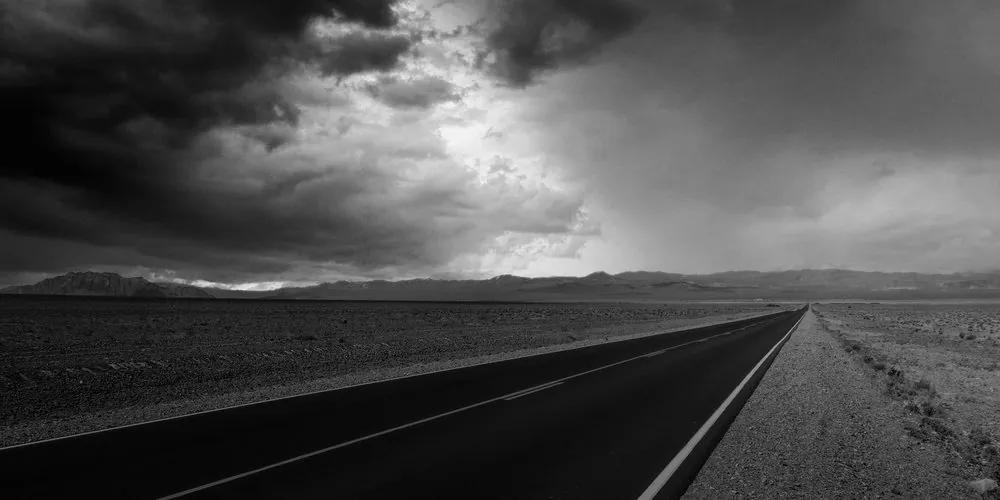 Εικόνα δρόμου στη μέση της ερήμου σε ασπρόμαυρο