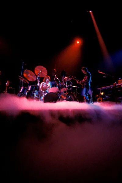 Φωτογραφία February 1977: concert of rock band Pink Floyd at the Paris Pavilion: Nick Mason drummer and bassist Roger Waters.