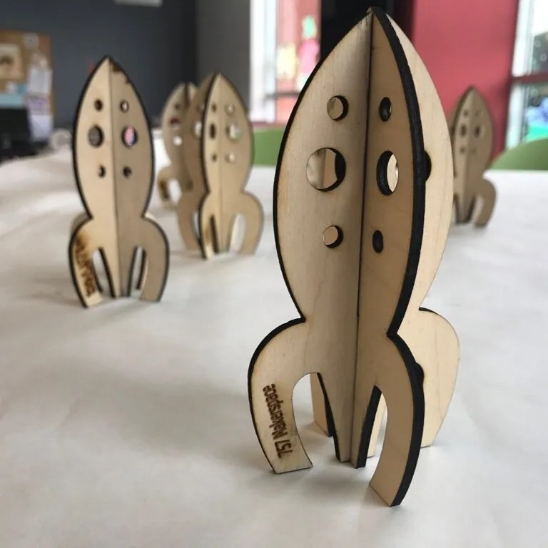 Intra απο ξύλο plywood 3mm-4mm πάχος - Ξύλινο σκάφος πυραύλων Δίασταση 30x30 cm Intraeaxys-eo4q0yy7