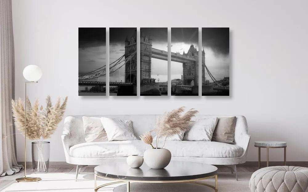 Εικόνα 5 μερών ενός ηλιοβασιλέματος πάνω από τη Γέφυρα του Πύργου σε ασπρόμαυρο