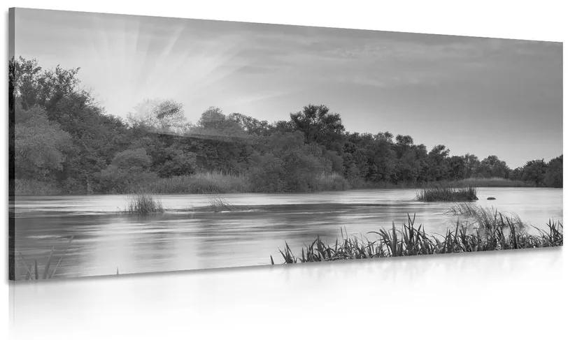 Εικόνα της ανατολής του ηλίου δίπλα στο ποτάμι σε ασπρόμαυρο - 120x60
