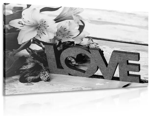 Εικόνα με ξύλινη επιγραφή Love σε ασπρόμαυρο - 60x40