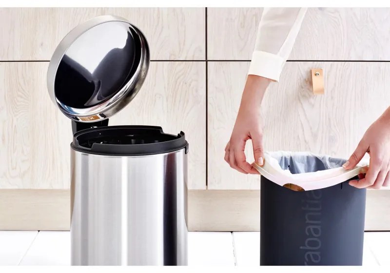 Κάδος με πεντάλ Brabantia NewIcon 649031, 12 l, Ομαλό κλείσιμο, Αντιολισθητική βάση, Ανθεκτικό στα δακτυλικά αποτυπώματα, Inox/Matte