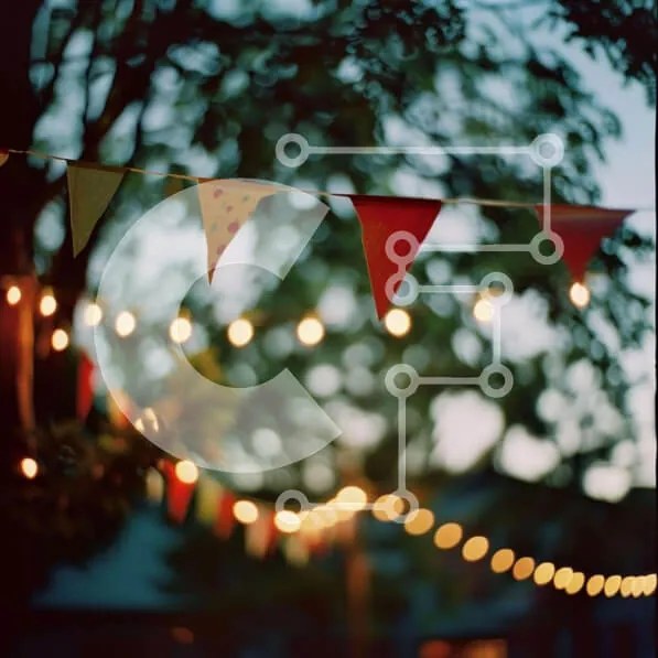 Intra Συλλεκτικό Ξύλινο Παζλ Plywood 4mm - Πολύχρωμες σημαίες και φώτα σε υπαίθρια εκδήλωση Σε Ξύλινο Κουτί - Διαστάσεις Puzzle: 10x10 cm – 25 κομμάτια