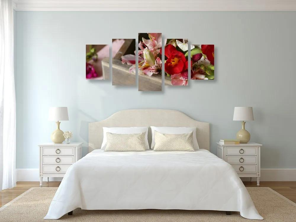 Σύνθεση εικόνας 5 μερών με ανοιξιάτικα λουλούδια σε ξύλινο συρτάρι - 100x50
