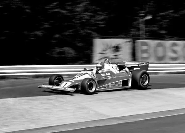 Φωτογραφία Niki Lauda driving a Ferrari 312T, 1975