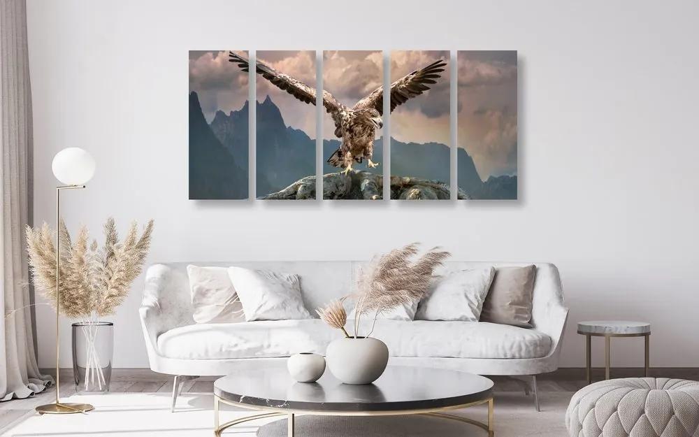 Εικόνα 5 μερών αετός με απλωμένα φτερά πάνω από τα βουνά