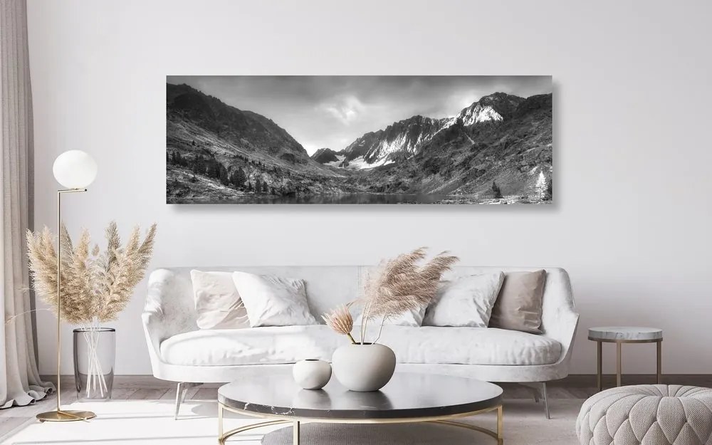Εικόνα μεγαλοπρεπών βουνών με λίμνη σε ασπρόμαυρο - 120x40