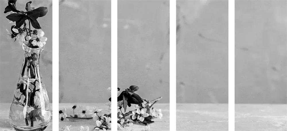 Εικόνα 5 μερών άνθους κερασιάς σε βάζο σε ασπρόμαυρο