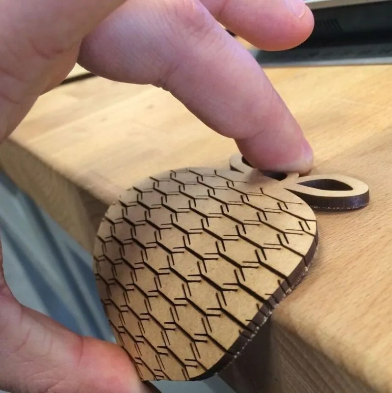 Σετ των 2 Intra απο ξύλο plywood 3mm-4mm πάχος - Ευέλικτα στολίδια Χριστουγεννιάτικου Δέντρου Δίασταση 10x10 cm Intraeaxys-eo2y08l1