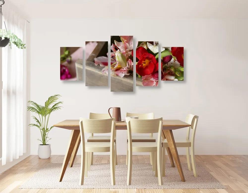 Σύνθεση εικόνας 5 μερών με ανοιξιάτικα λουλούδια σε ξύλινο συρτάρι - 100x50