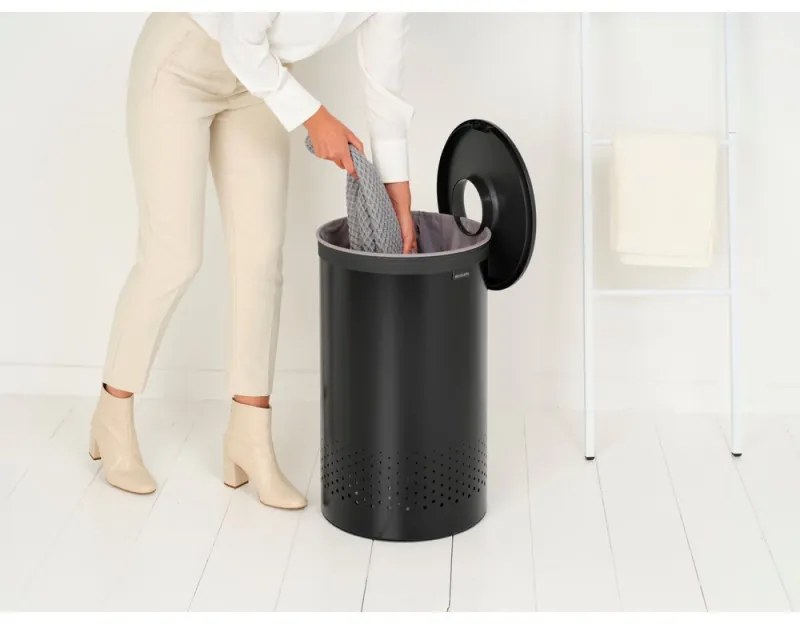 Brabantia 1008918 Καλάθι πλυντηρίου, 60 L, πλαστικό καπάκι, πλήρωση χωρίς άνοιγμα, οπές εξαερισμού, μαύρο