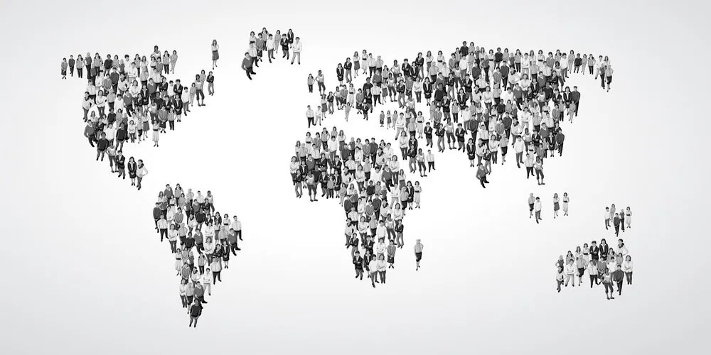 Εικόνα ενός παγκόσμιου χάρτη από φελλό που αποτελείται από άτομα σε μαύρο & άσπρο - 100x50  wooden