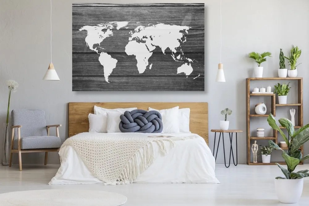 Εικόνα ενός ασπρόμαυρου παγκόσμιου χάρτη φελλού με ξύλινο φόντο - 120x80  arrow