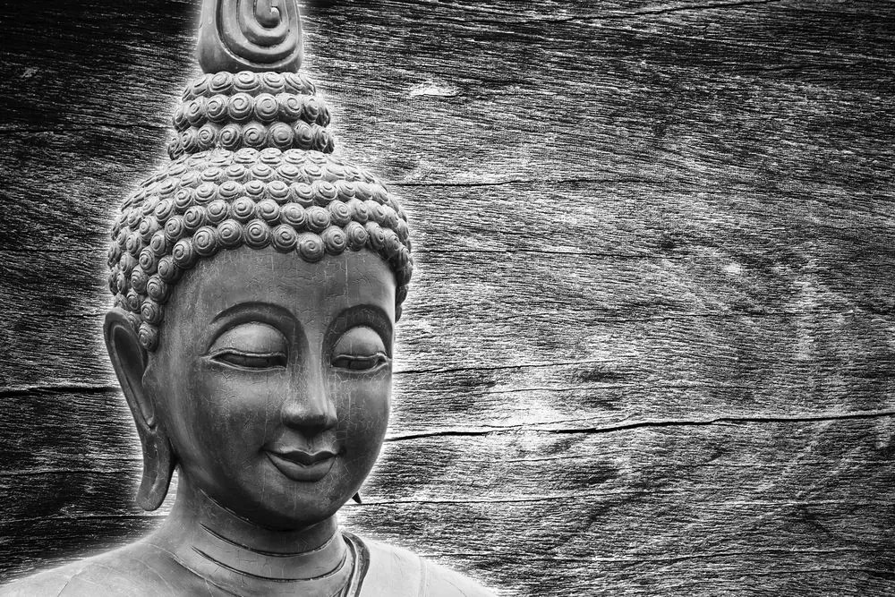 Εικόνα του αγάλματος του Βούδα σε ξύλινο φόντο σε ασπρόμαυρο σχέδιο - 90x60