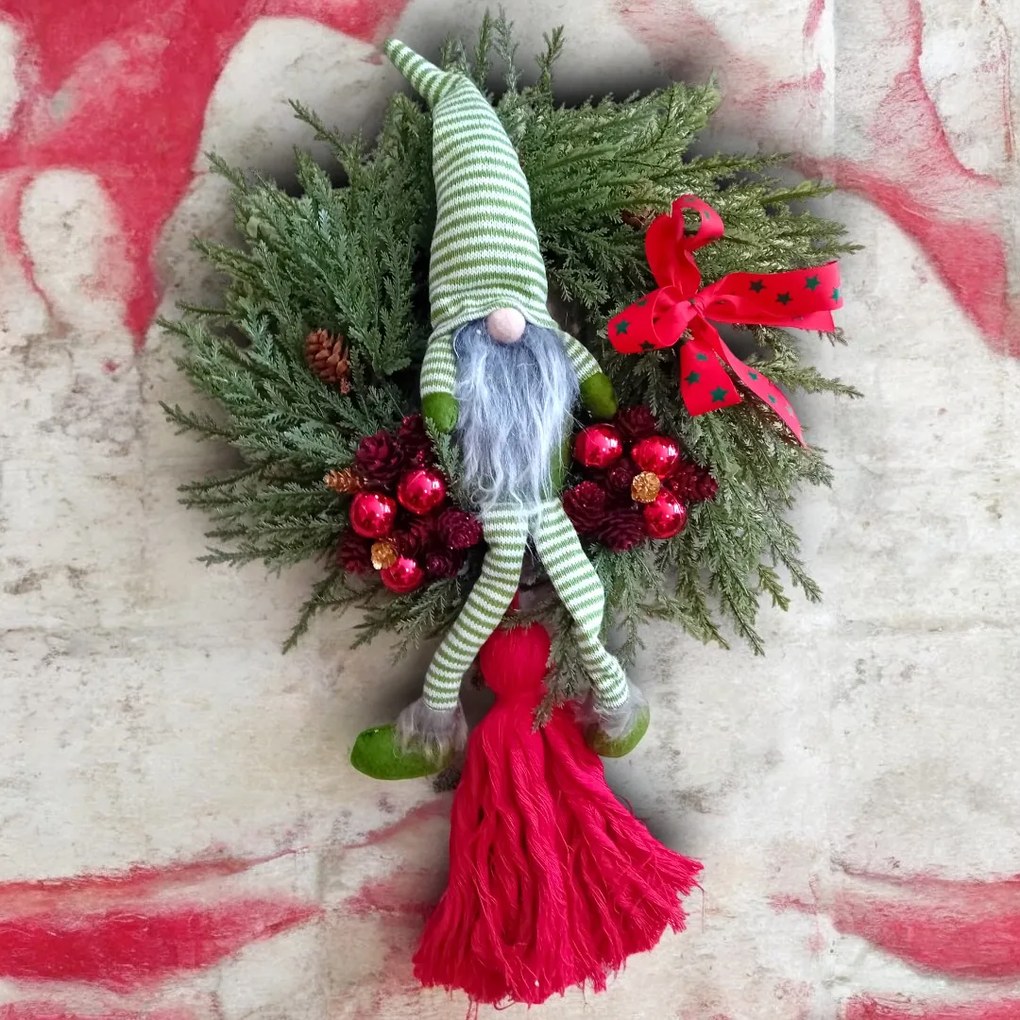 Χριστουγεννιάτικο στεφάνι με μεγάλο υφασμάτινο νάνο!