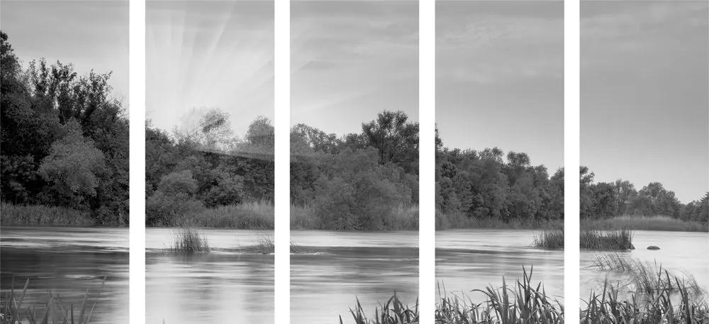 Εικόνα 5 τμημάτων της ανατολής δίπλα στο ποτάμι σε ασπρόμαυρο - 100x50