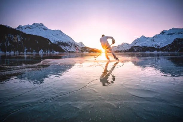 Φωτογραφία Ice hockey player skating on frozen, Roberto Moiola / Sysaworld