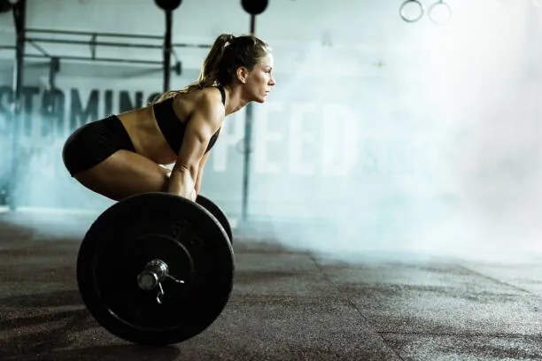 Φωτογραφία Side view of athletic woman exercising, skynesher