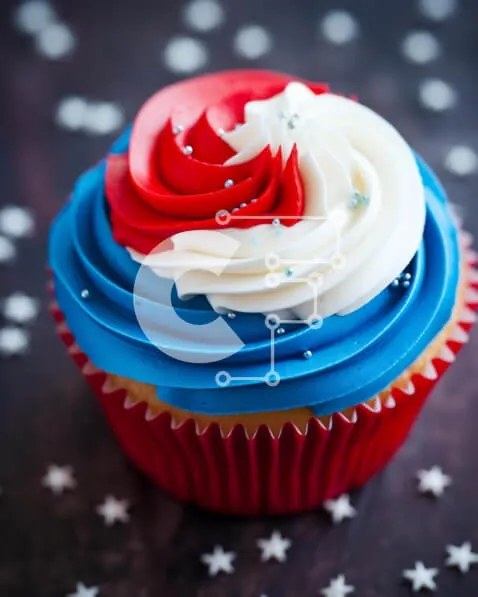 Intra Συλλεκτικό Ξύλινο Παζλ Plywood  4mm - Πατριωτικό Cupcake με Κόκκινο, Λευκό και Μπλε γλάσο Σε Ξύλινο Κουτί - Διαστάσεις: 10x10 cm – 25 κομμάτια