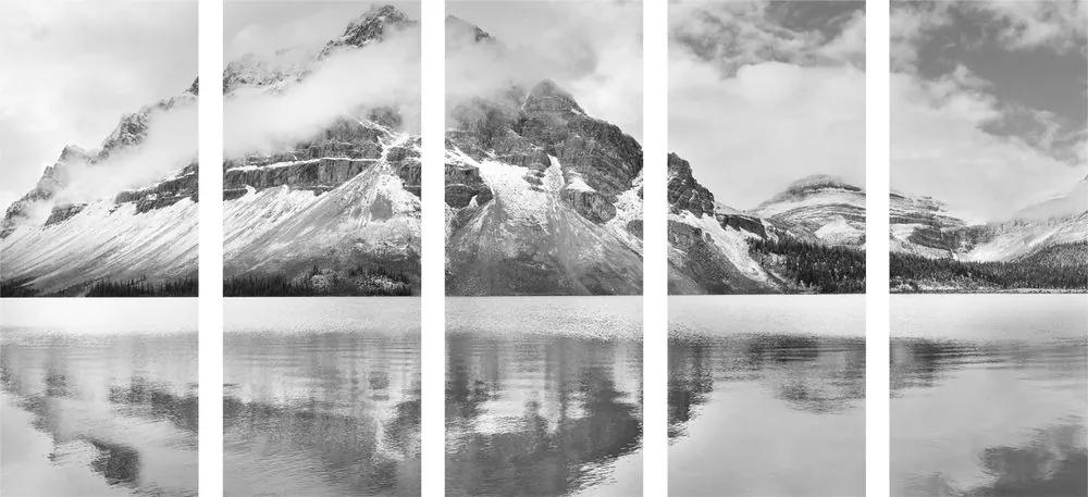 Λίμνη με εικόνα 5 τμημάτων κοντά σε όμορφο βουνό σε ασπρόμαυρο