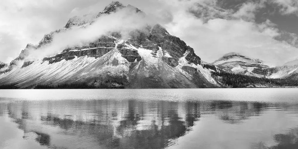 Εικόνα λίμνης κοντά σε όμορφο βουνό σε ασπρόμαυρο σχέδιο