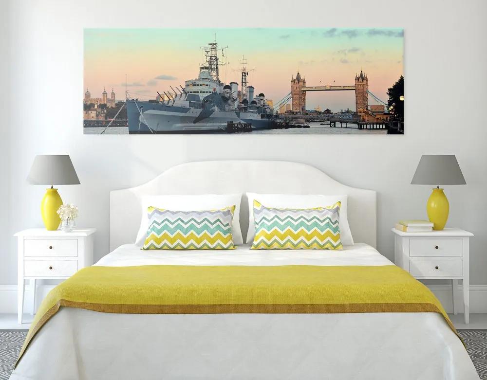 Εικόνα ενός όμορφου σκάφους στον ποταμό Τάμεση στο Λονδίνο - 120x40