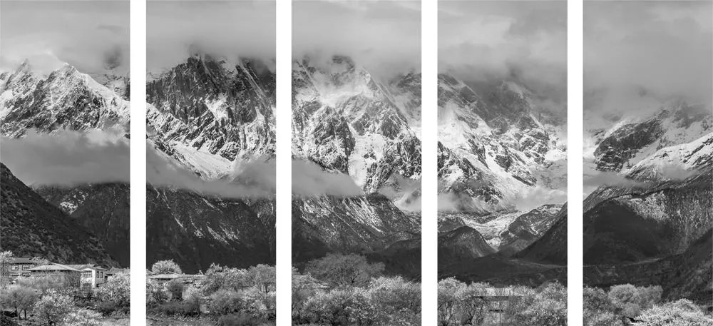 Εικόνα 5 μερών μοναδικό ορεινό τοπίο σε ασπρόμαυρο