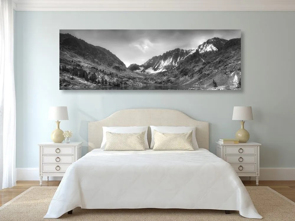 Εικόνα μεγαλοπρεπών βουνών με λίμνη σε ασπρόμαυρο - 135x45