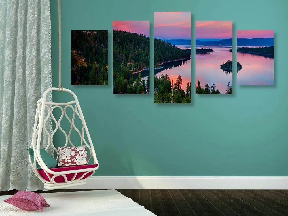 Λίμνη με εικόνα 5 μερών στο ηλιοβασίλεμα