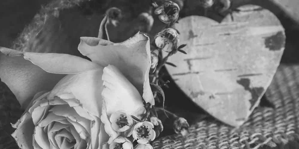 Εικόνα τριαντάφυλλο και καρδιά σε vintage ασπρόμαυρο σχέδιο