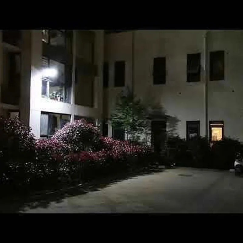 Στεγανό Ηλιακό Φωτιστικό Δρόμου IP65 με Ανιχνευτή Κίνησης, Αισθητήρα Φωτός και Τηλεχειριστήριο σε Ασημί Χρώμα JD-1950