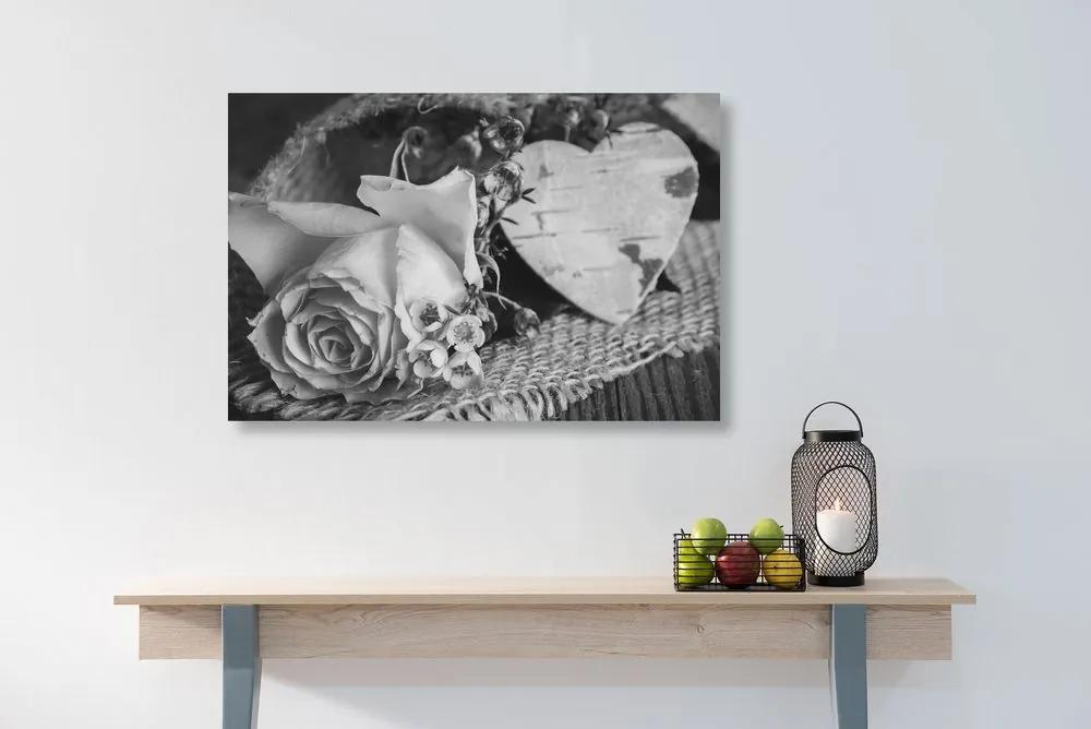 Εικόνα ενός τριαντάφυλλου και μιας καρδιάς σε γιούτα σε μαύρο & άσπρο - 60x40