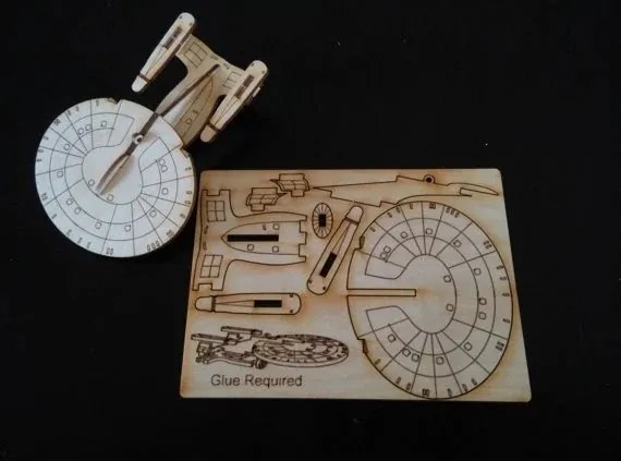 Σετ των 2 Intra απο ξύλο plywood 3mm-4mm πάχος - USS Enterprise Ornament Card Δίασταση 10x10 cm Intraeaxys-p7ymvp67
