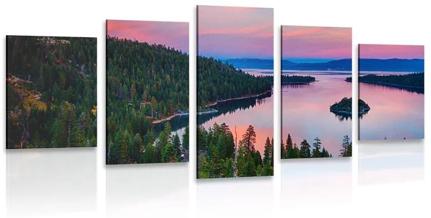 Λίμνη με εικόνα 5 μερών στο ηλιοβασίλεμα