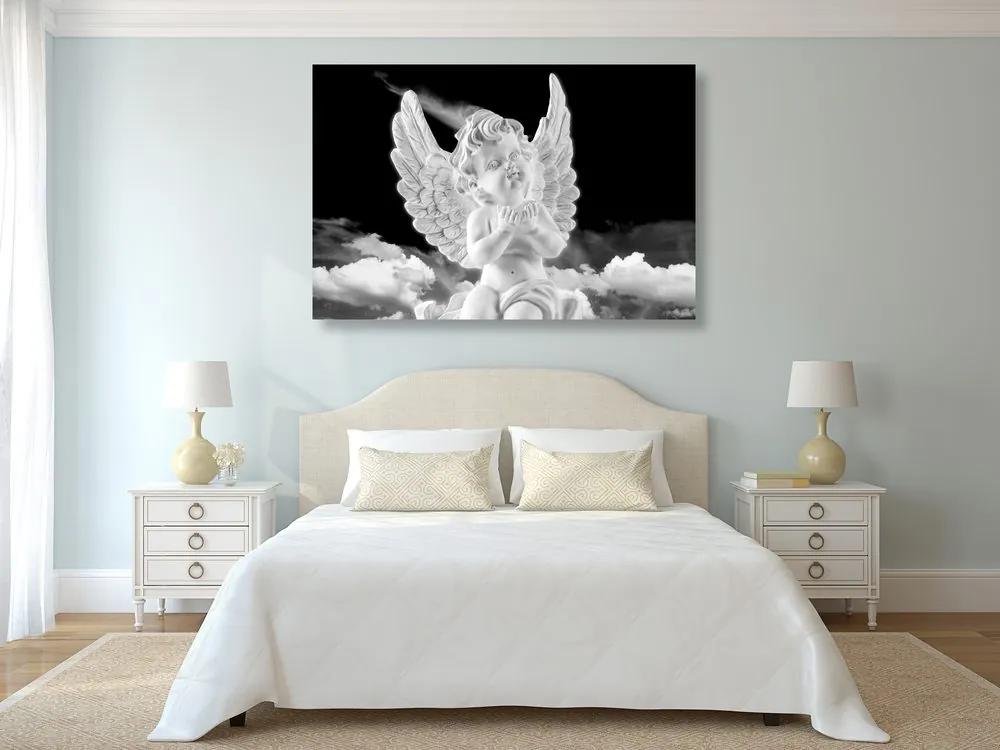 Εικόνα ενός ασπρόμαυρου περιποιητικού αγγέλου στον ουρανό