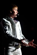 Φωτογραφία Justin Bieber performing at the NIA