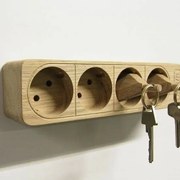 Intra απο ξύλο plywood 3mm-4mm πάχος – Ξύλινη θήκη κλειδιού πολύπριζου με ξύλο μπρελόκ με πρίζα 15x15 cm INTRAVECTRY-MY552503