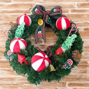 Χριστουγεννιάτικο στεφάνι με βελούδινες μπάλες!