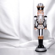 Κεραμικός καρυοθραύστης με έντονα ασπρόμαυρα χρώματα!