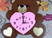 Σετ των 2 Intra απο ξύλο plywood 3mm-4mm πάχος – Χαριτωμένο ρολόι καρδιάς που κρατά αρκούδα με λίμα βάσης 40x40 cm INTRAVECTRY-MY554581