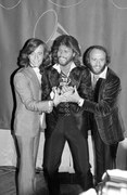 Φωτογραφία The Bee Gees Smiling, Holding Grammys, Bettmann