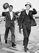 Φωτογραφία Dean Martin and Frank Sinatra - London Airport, PA Images